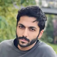 تصویر شخصیت عارف - پرهام در رمان یادگار اولین مرگ