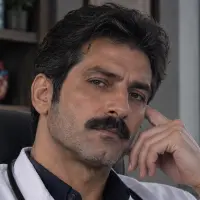 تصویر شخصیت بابا صادق در رمان راند آخر